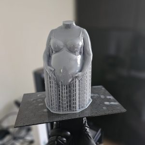 3D geprinte buik die nog vast zit op de printplaat van de 3D printer