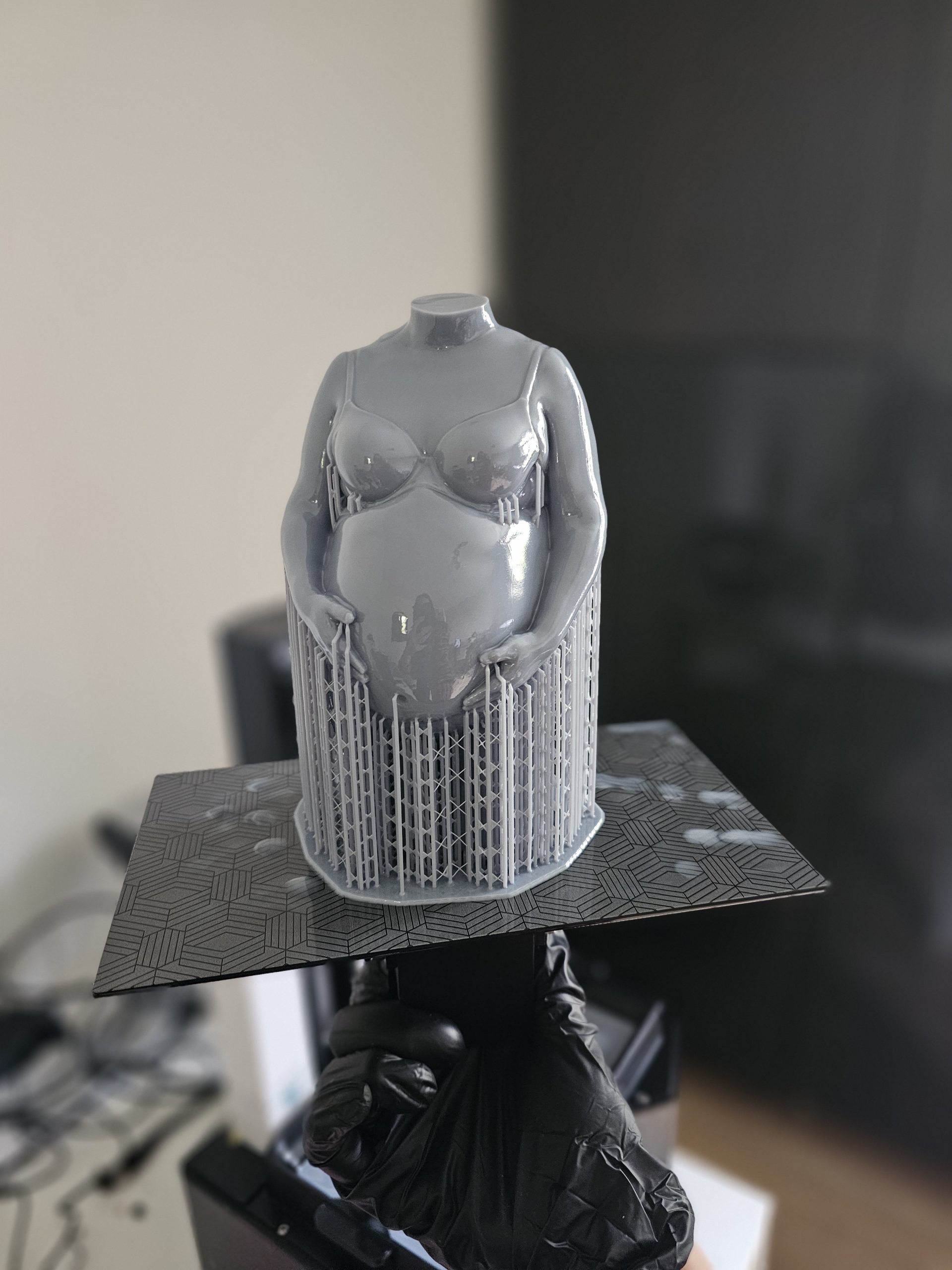 3D geprinte buik die nog vast zit op de printplaat van de 3D printer