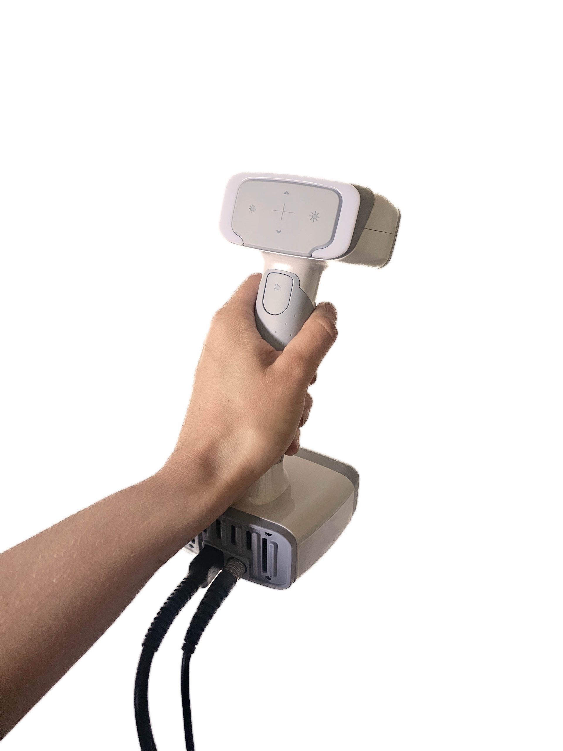 Edmee houd 3D scanner vast met witte achtergrond