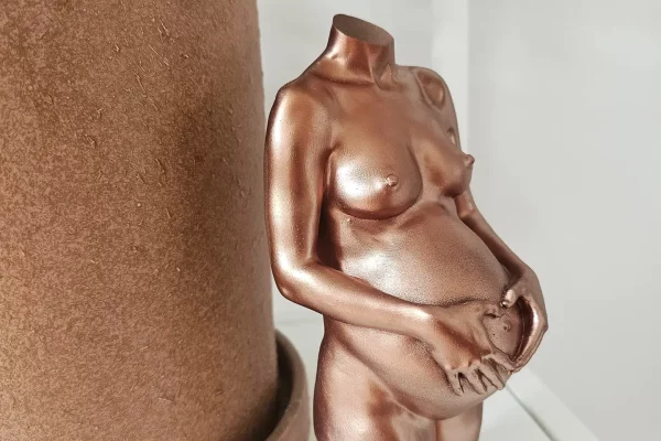 Zwangerschapsbeeldje 28 weken zwanger in koperkleur