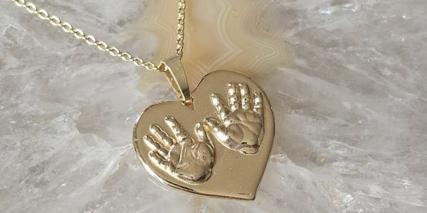 handafdruk baby in gouden sieraad