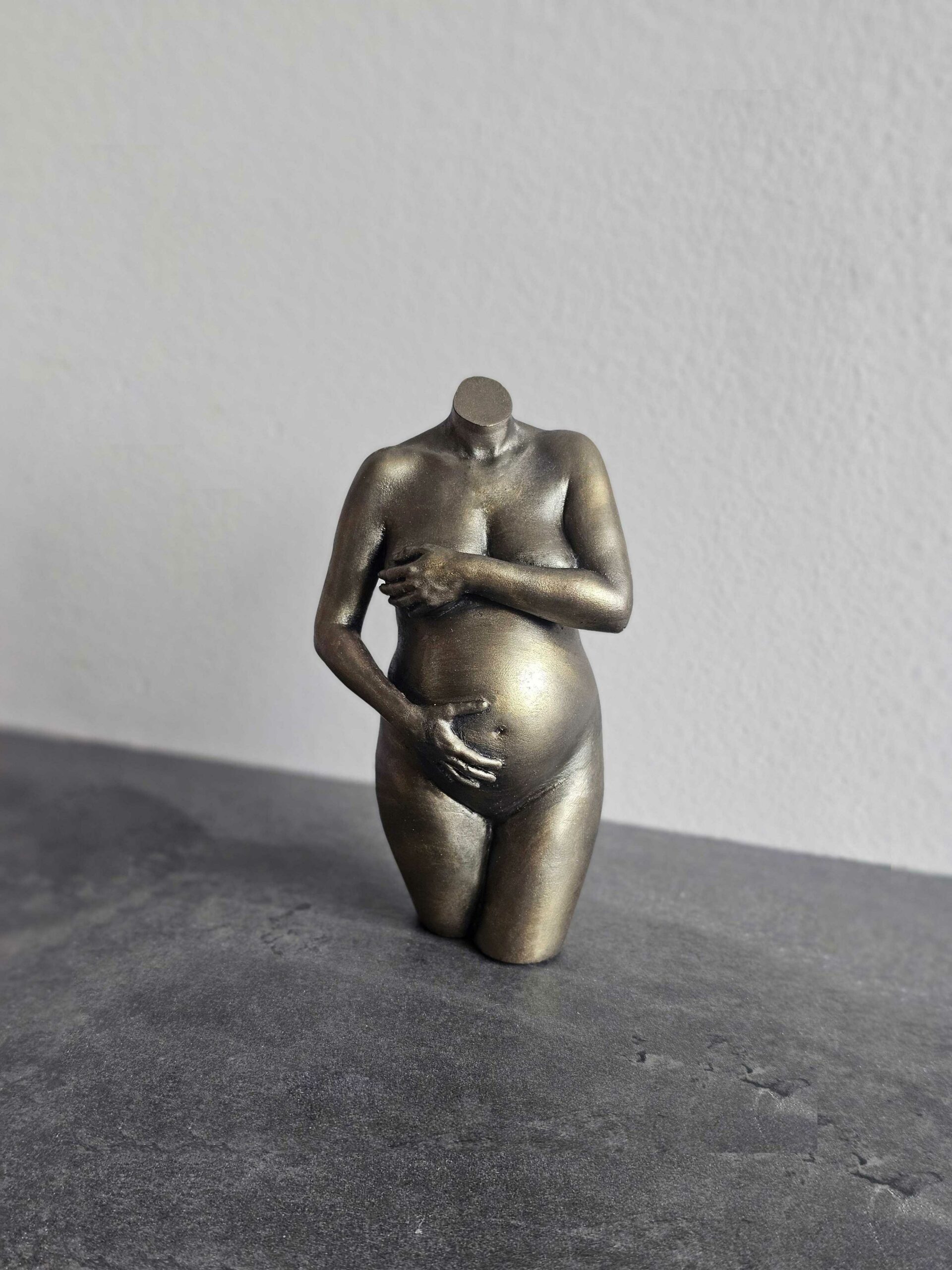 20250602_135133-1-2-scaled Zwangerschapsbeeldje goudgrijs-groen | 17-104 - Afbeelding 1