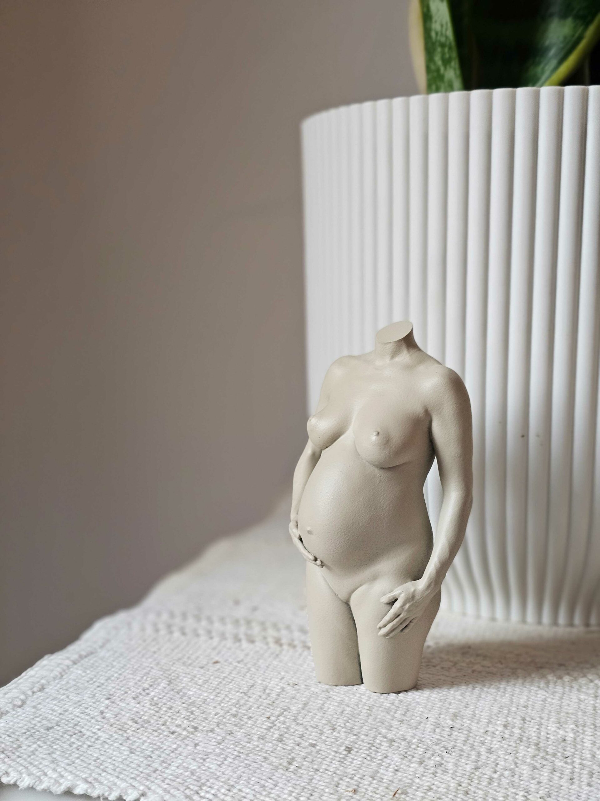 20250602_140636-scaled Zwangerschapsbeeldje taupe | 17-108 - Afbeelding 1