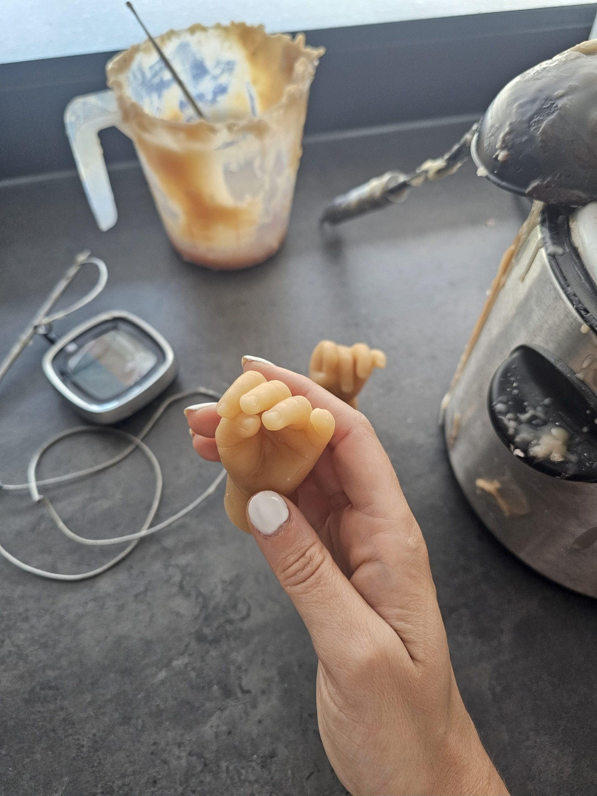 babyhandje in het brons aan het maken. huidig wasmodel