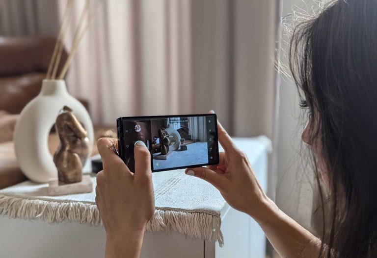 Edmee maakt foto van zwangerschapsbeeldje