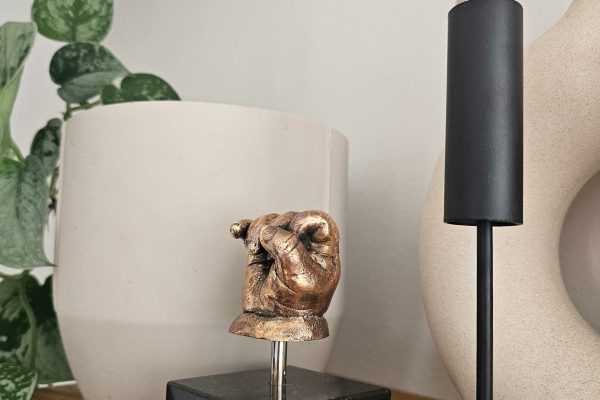 Bronzen babyhandje op sokkeltje