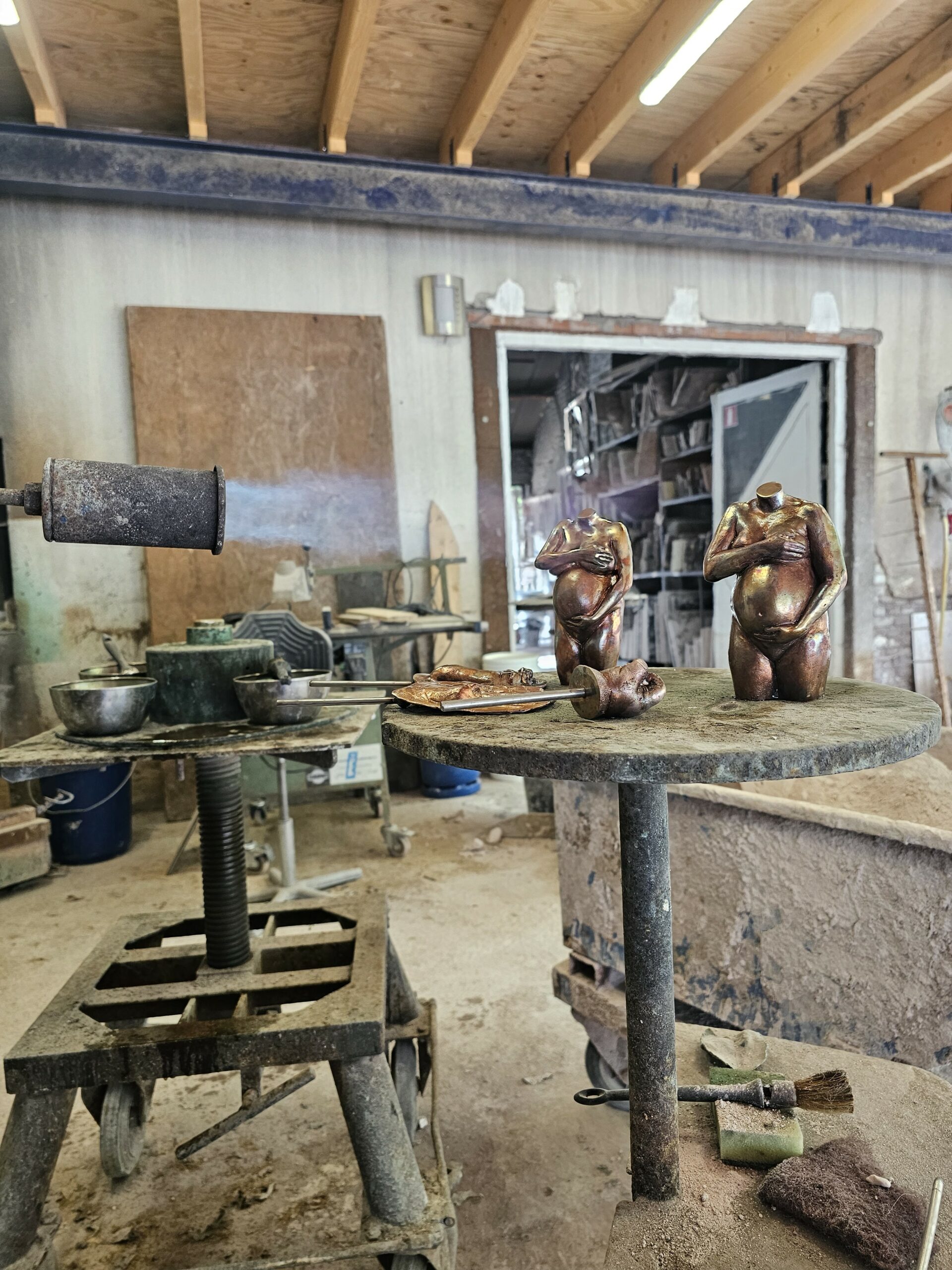 gasbrander-scaled Zwangerschapsbeeldje in brons | 17-106 - Afbeelding 1