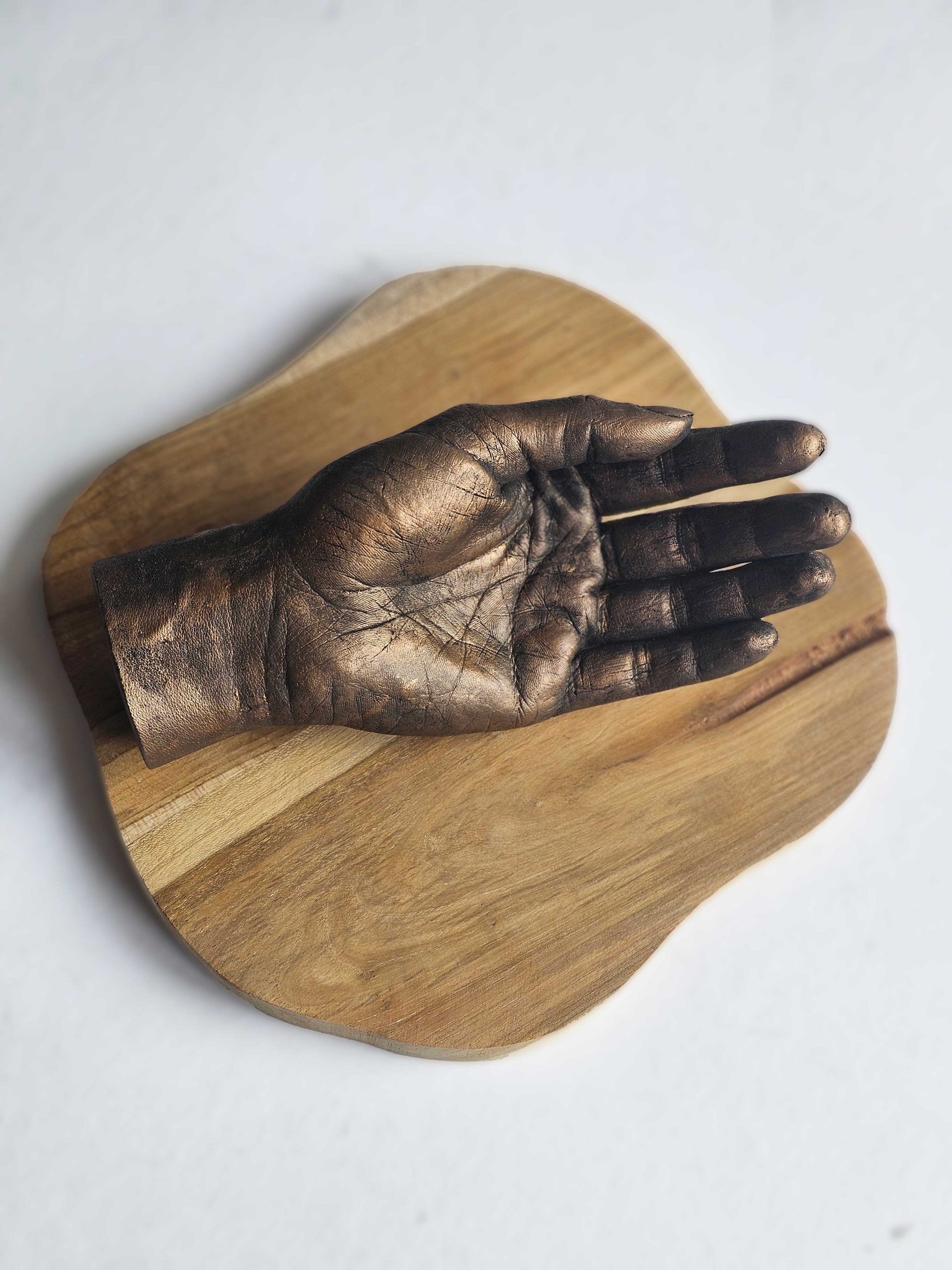 handafdruk overledene in brons