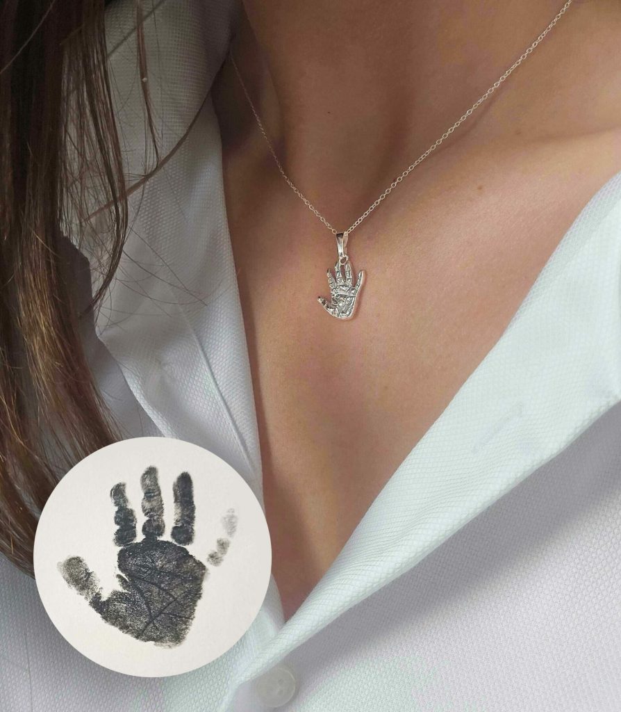 ketting in zilver met inktafdruk van een handje