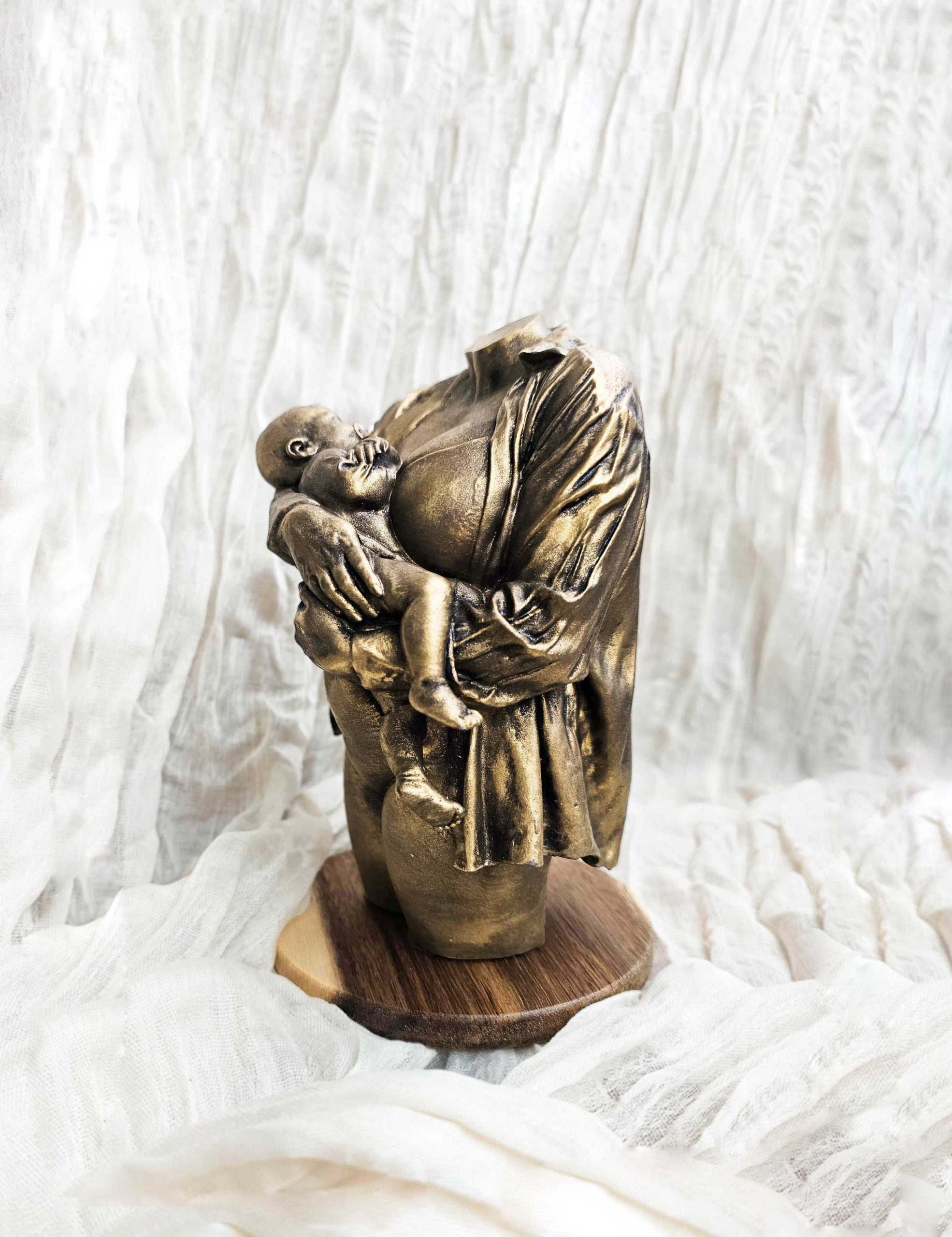 metaallook-moederbeeld-in-goudleurig Kunststof Moeder en kind beeld met kleding | 14-109 - Afbeelding 1