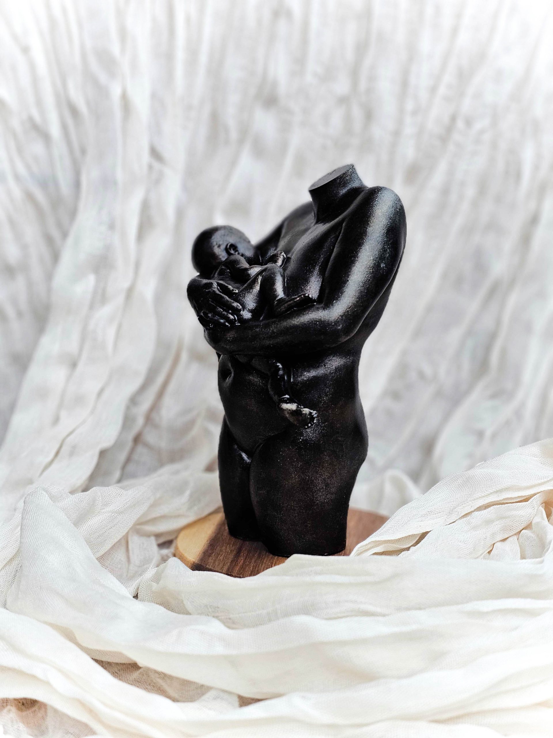 moeder-en-kind-beeldje-zwart-1 Kunststof Moeder en kind beeld zonder kleding | 14-108 - Afbeelding 1