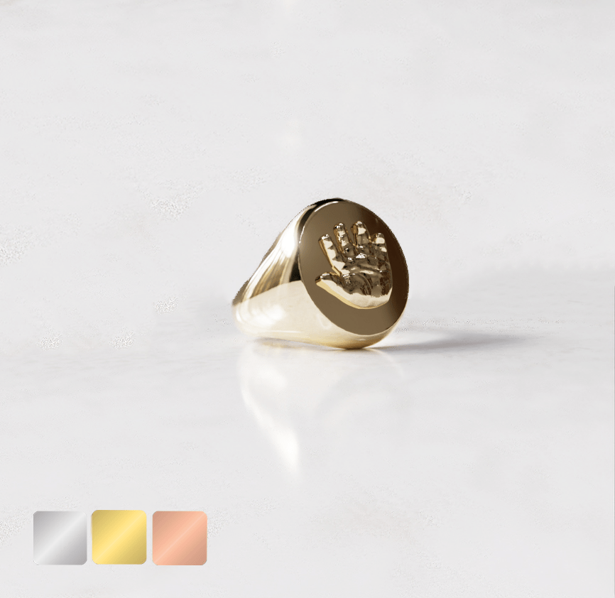 render-ring-19-groot-met-omlijsting-goud-zij-kleur Brede zegelring | 14-301 - Afbeelding 1