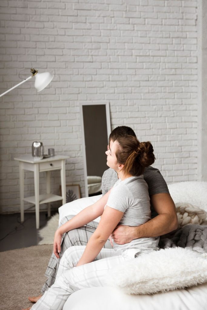 verdrietig moment man en vrouw op bed