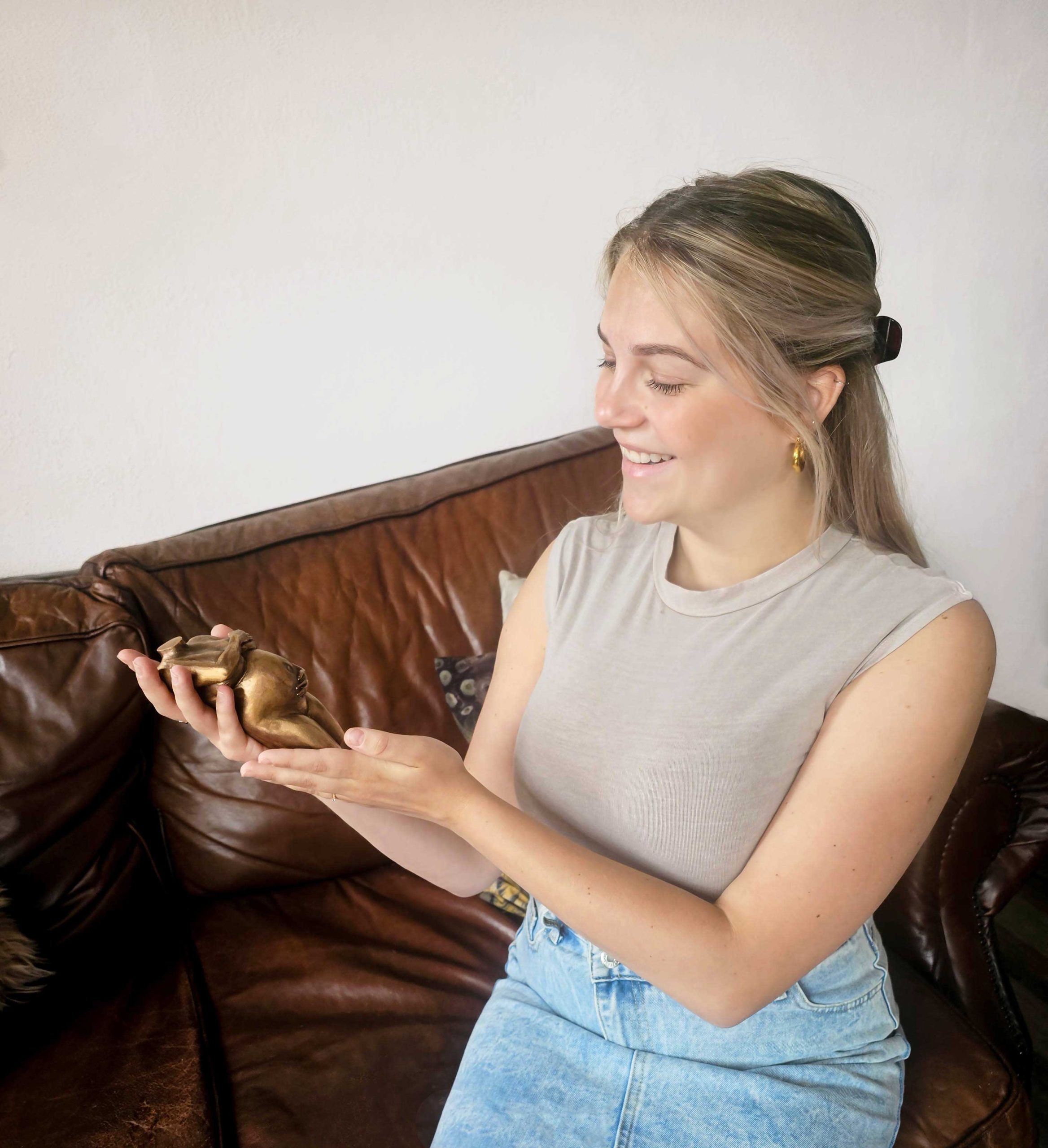 het vasthouden van een zwangerschapsbeeldje gemaakt door imprintedme