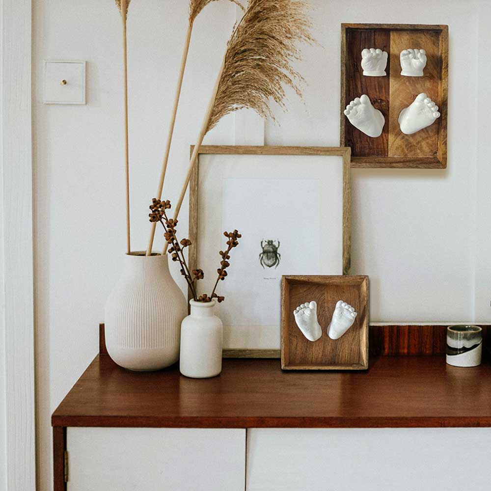 3D schilderij met voet en hand afdrukjes in interieur