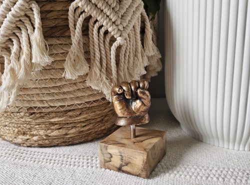 Handje in brons op houten sokkel