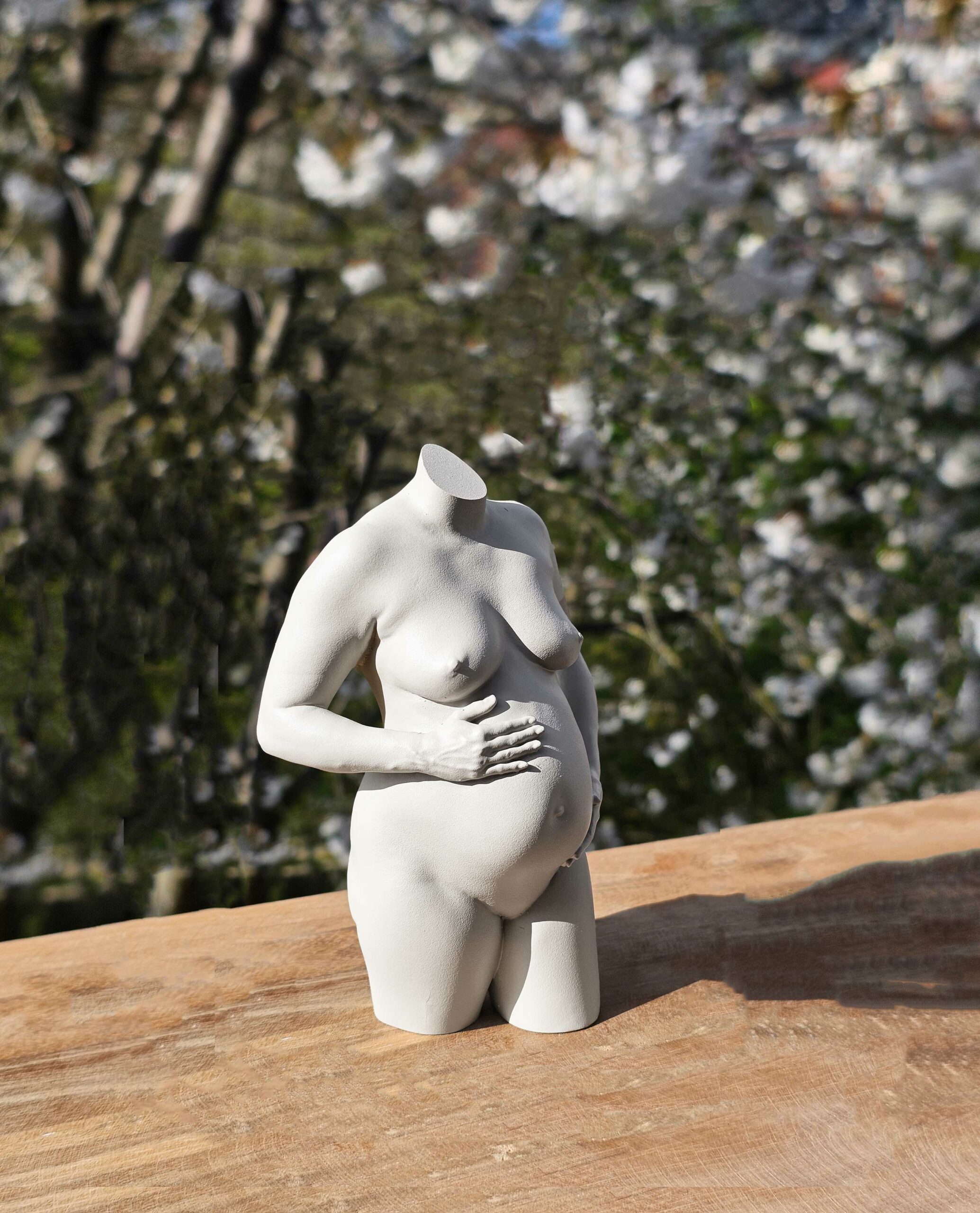 zwangerschapsbeeldje-witte-kleur-scaled Zwangerschapsbeeldje wit | 17-109 - Afbeelding 1