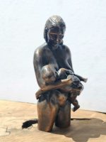 beeld van moeder met kind in brons kleur