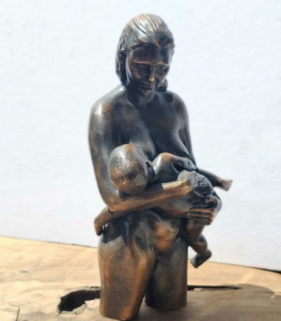 beeld van moeder met kind in brons kleur