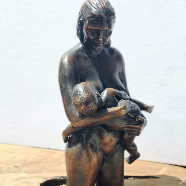 beeld van moeder met kind in brons kleur