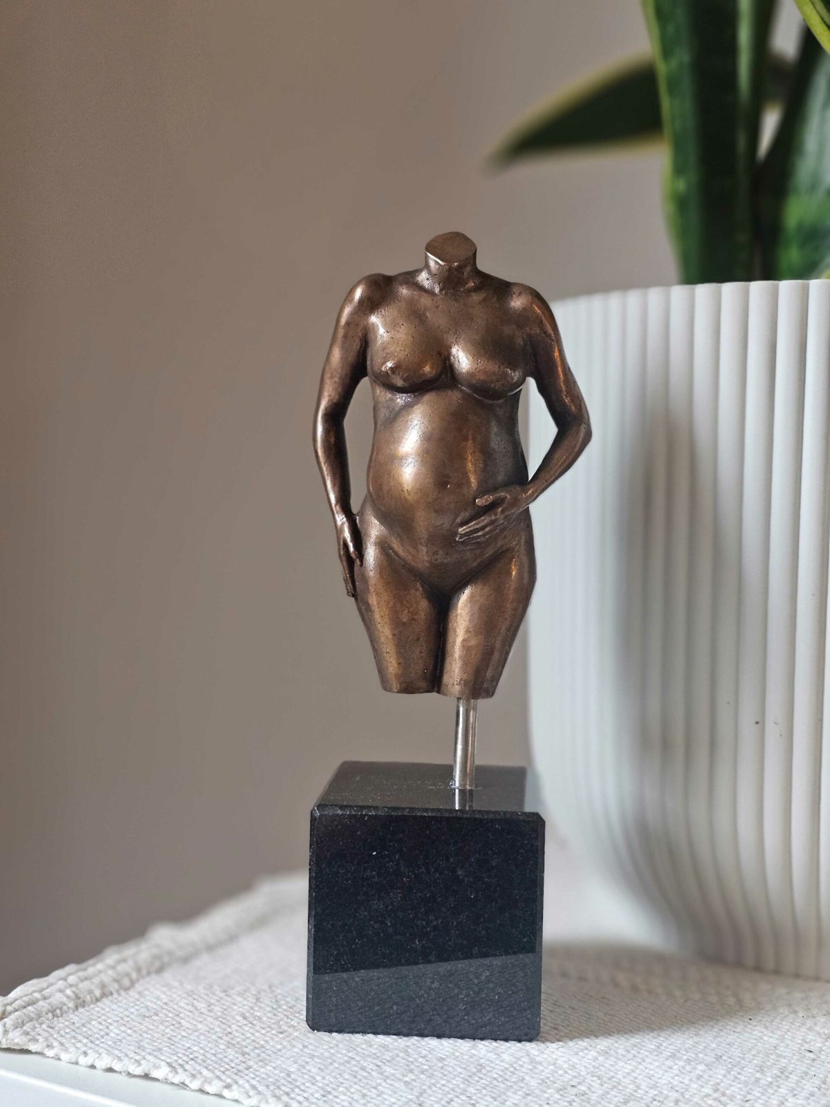 Zwangerschapsbeeldje in brons | 17-106 - Afbeelding 4