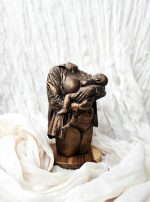 Beeld van moeder met kind in bronskleur