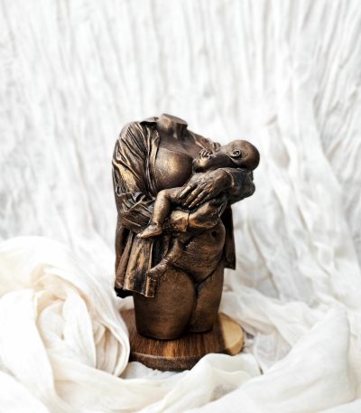 Beeld van moeder met kind in bronskleur