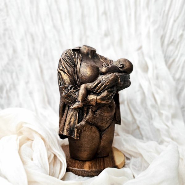 Beeld van moeder met kind in bronskleur