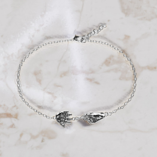 armbandje-met-babyhand en voet in zilver