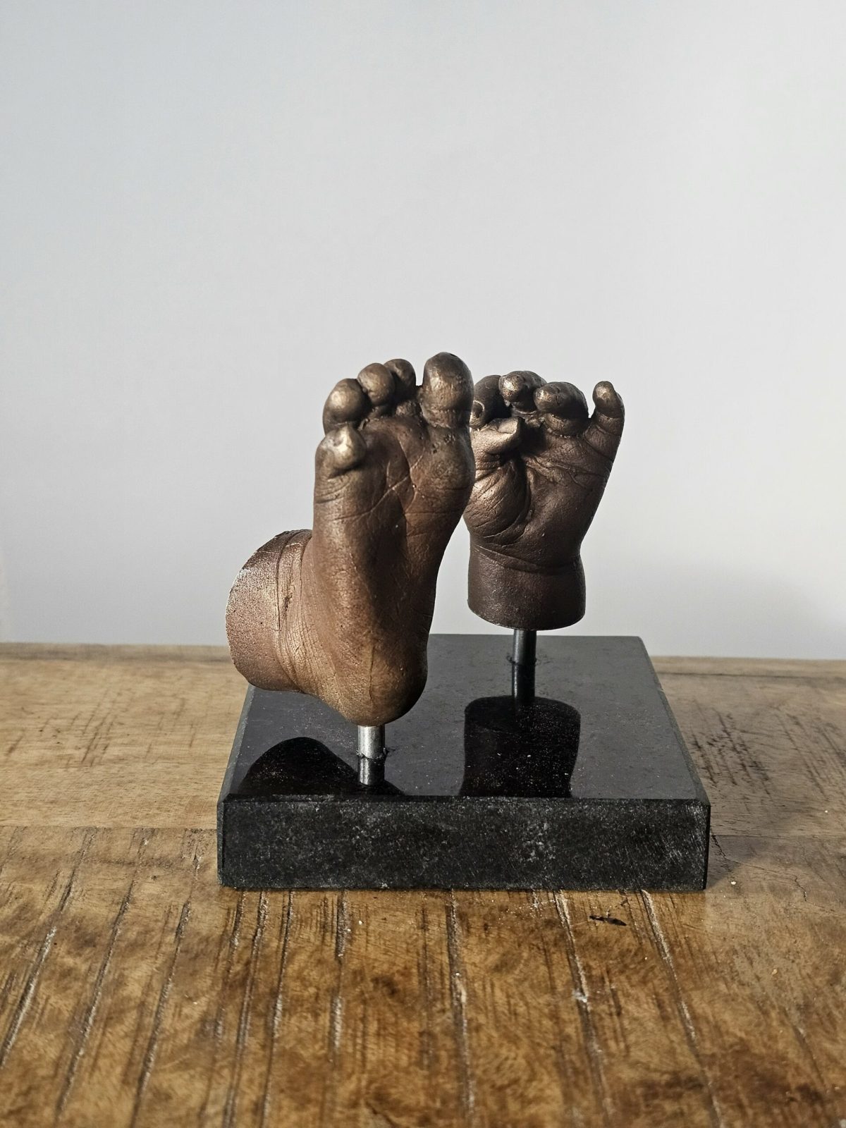brons-beeldje-handje-voetje-scaled-1.jpg Beeld kleintje in brons 2 of meer afdrukken | 14-104 - Afbeelding 1