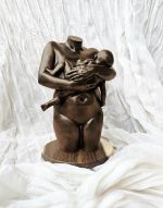 beeld van moeder met kind in brons kleur