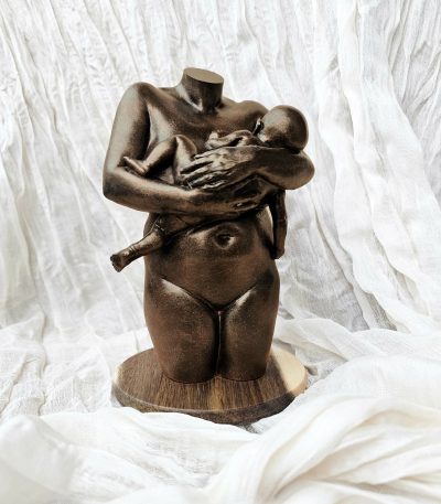 beeld van moeder met kind in brons kleur