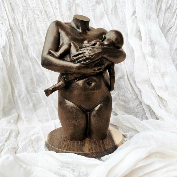 beeld van moeder met kind in brons kleur