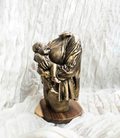 Beeld van moeder met kind in goudkleur