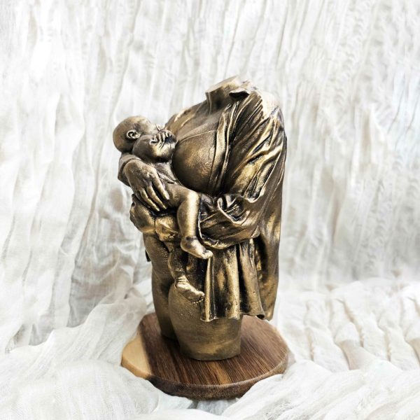 Beeld van moeder met kind in goudkleur