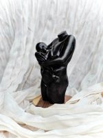 beeld van moeder met kind in zwart