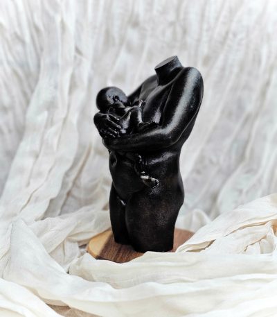 beeld van moeder met kind in zwart