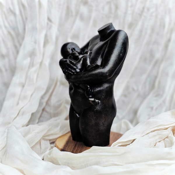 beeld van moeder met kind in zwart