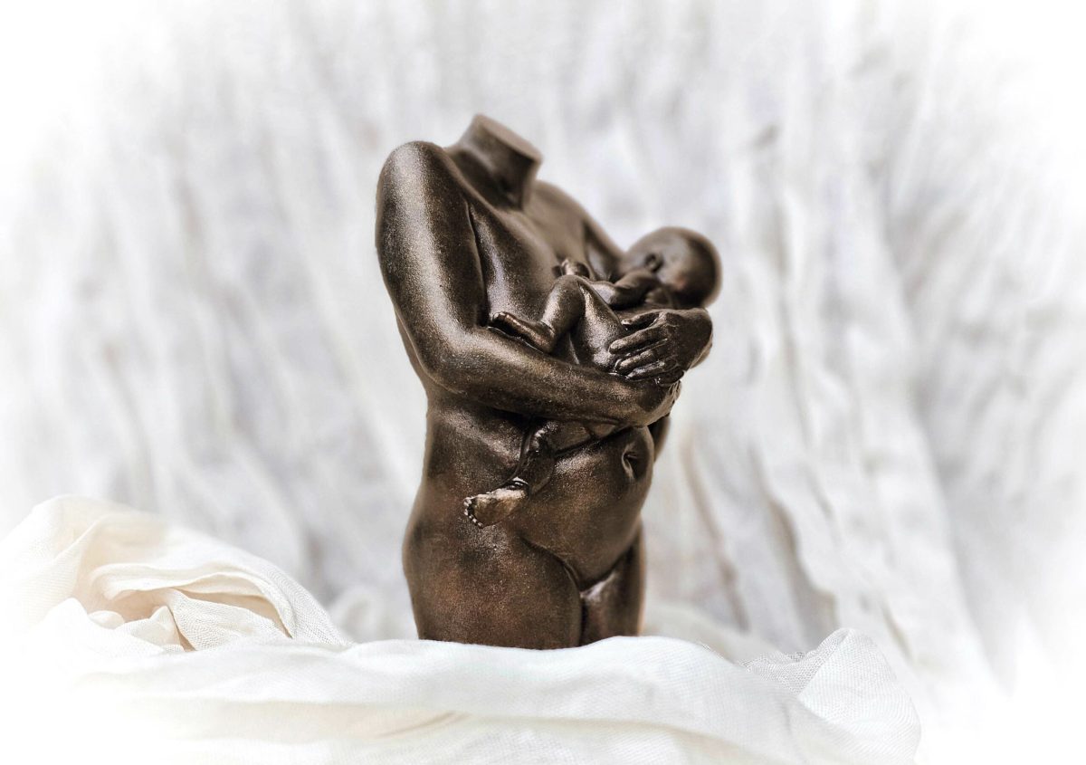 beeld van moeder met kind in brons kleur