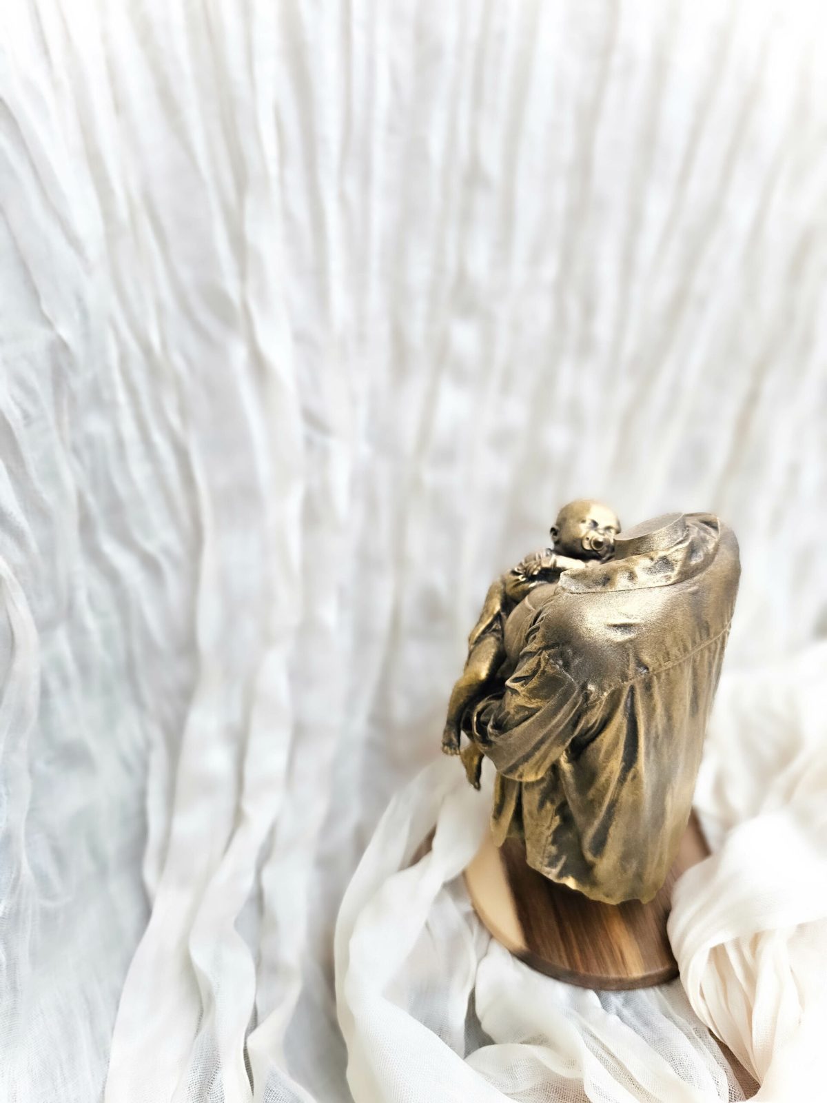 Beeld van moeder met kind in goudkleur