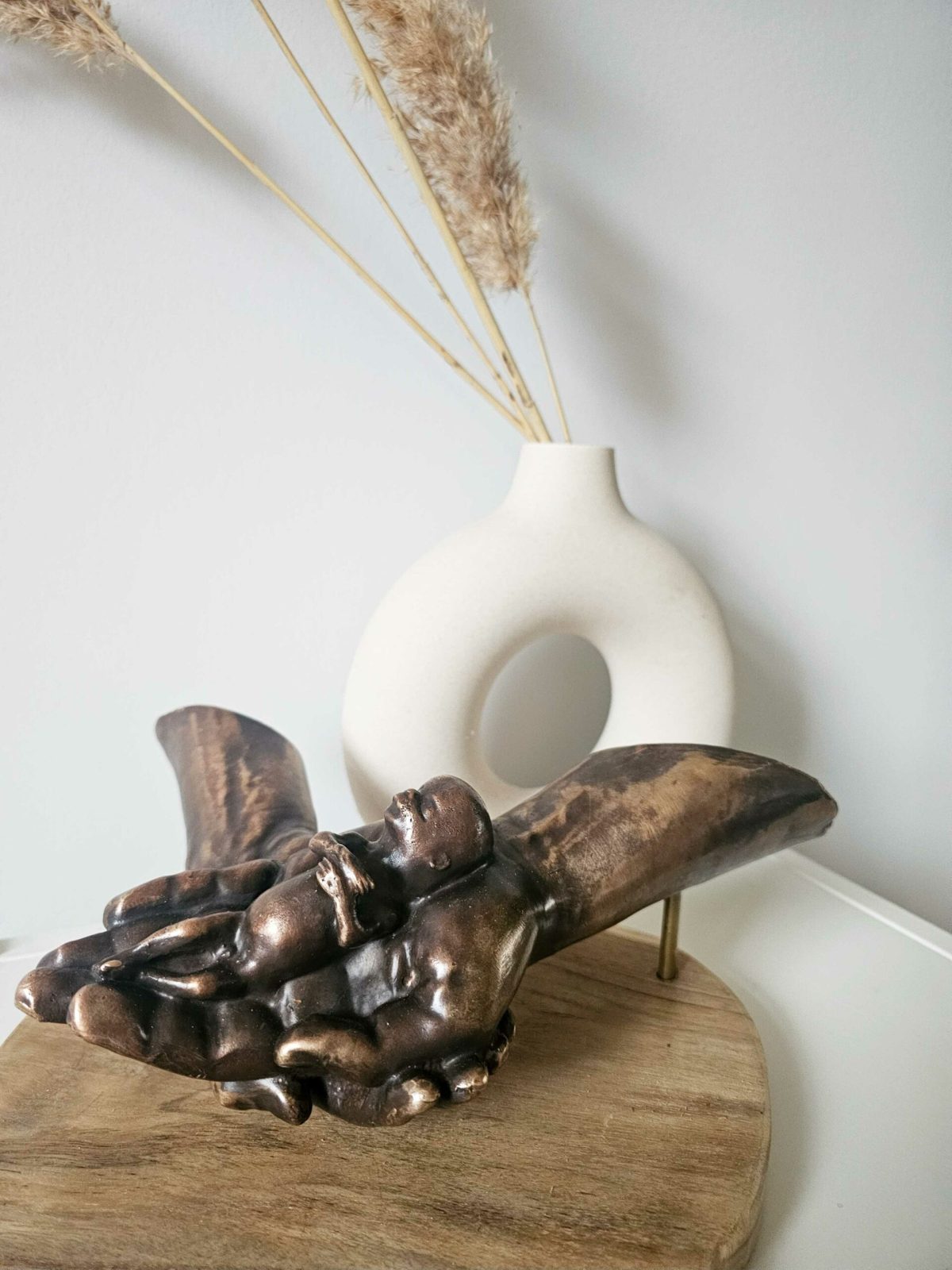 Beeld sterrenkindje mini urn Bronzen beeld sterrenkindje herinnering handen mini urn