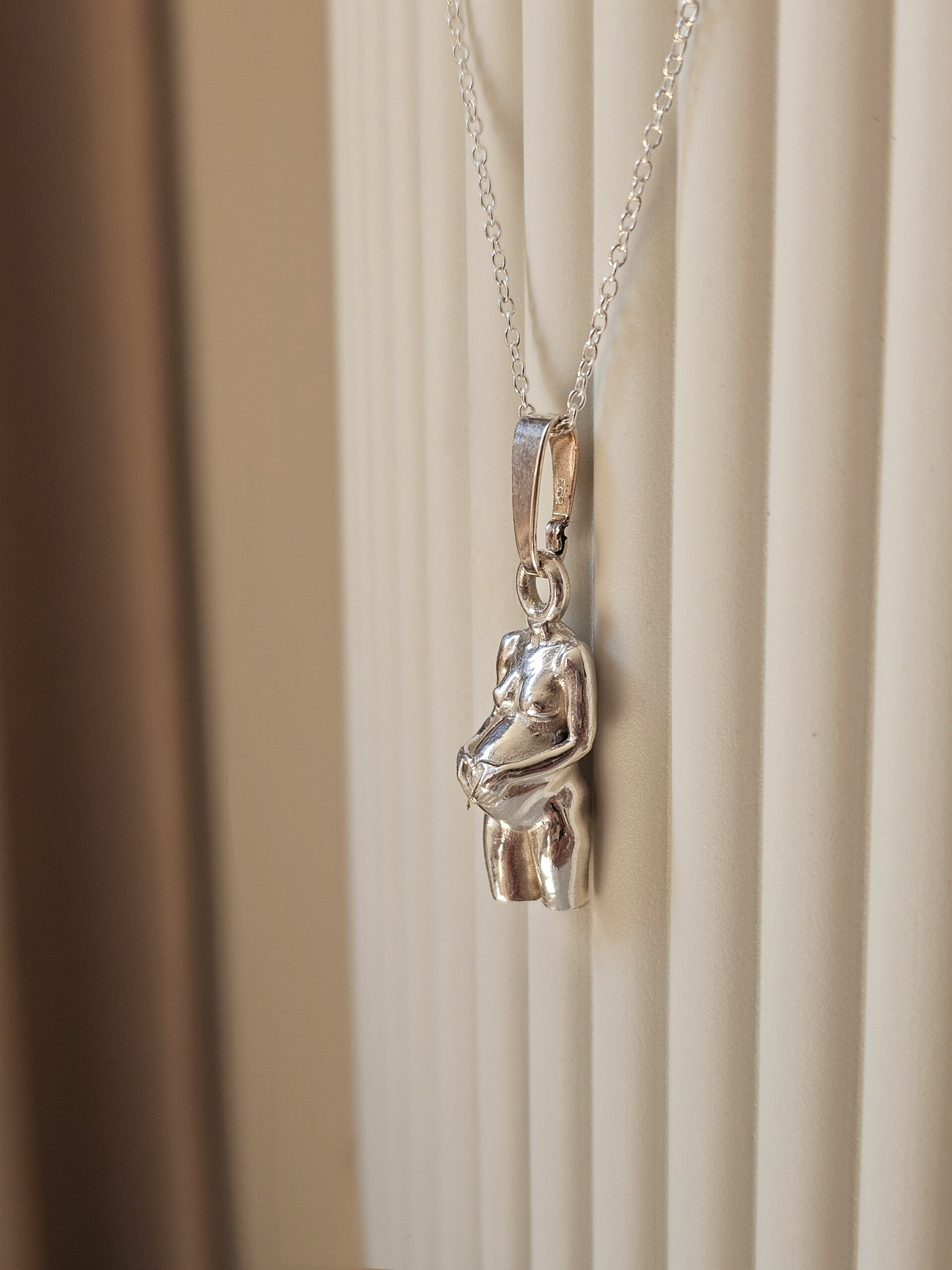 zwangerschapsbedel-scaled-1.jpg Ketting met zwangerschaps bedel met armen | 17-400 - Afbeelding 1