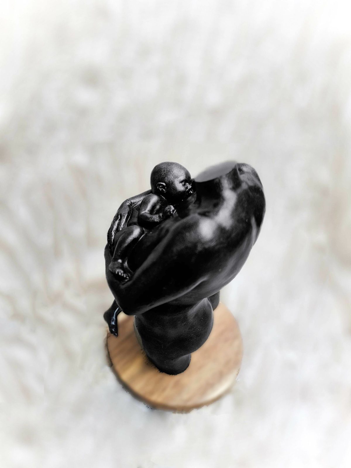 beeld van moeder met kind in zwart