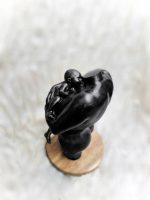 beeld van moeder met kind in zwart