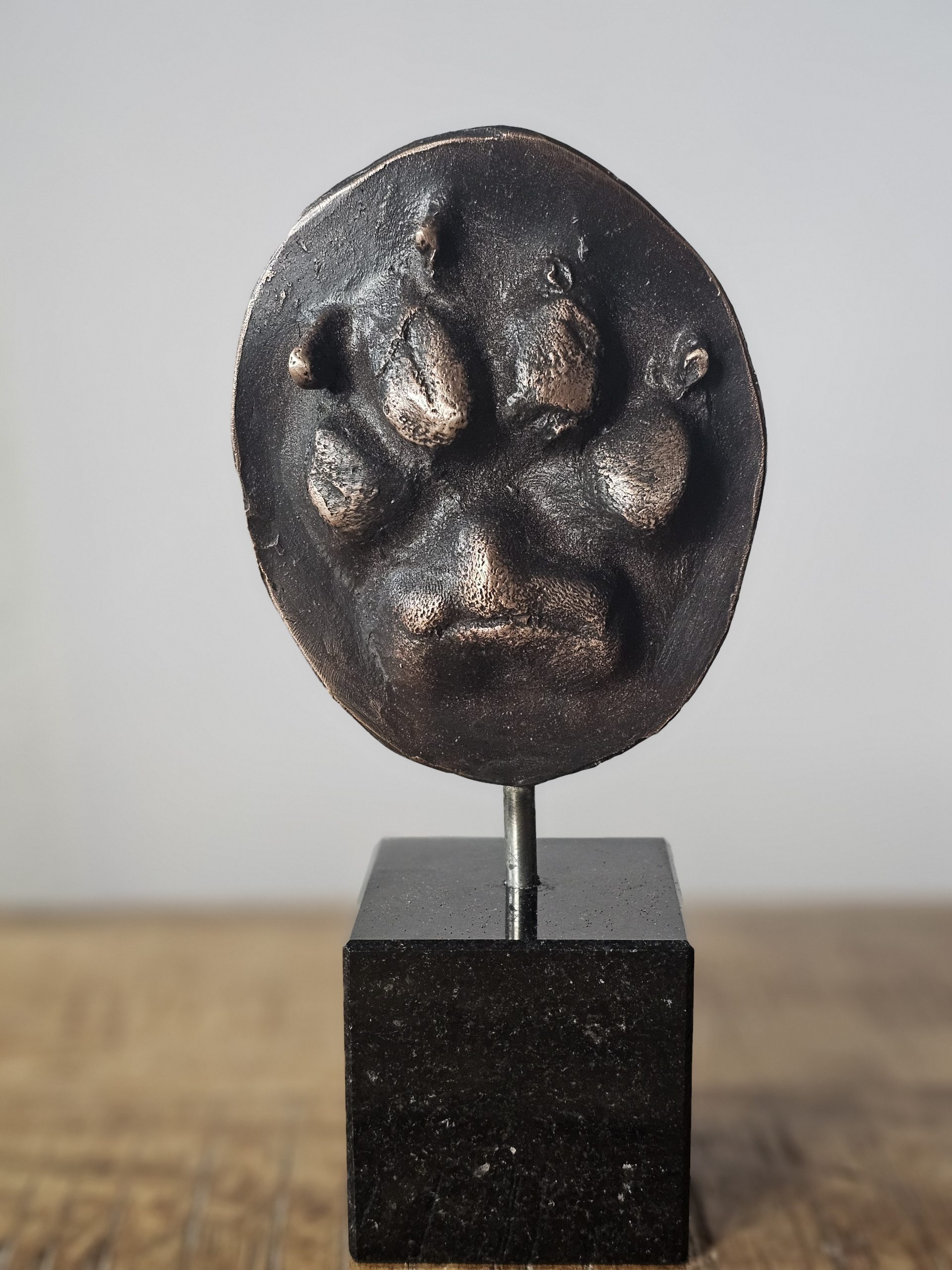 bronzen pootafdruk als blijvende herinnering