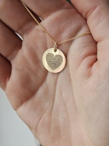 sieraad hanger rond met hartje vingerafdruk gegraveerd