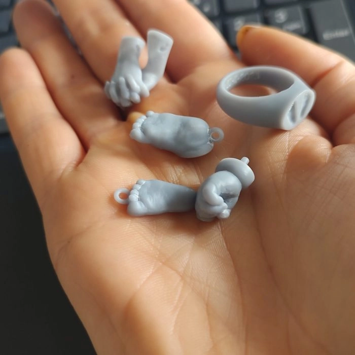 3D geprinte modellen van hand en voetafdrukjes van sieraden