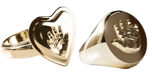 Hand afdrukje in een gouden ring