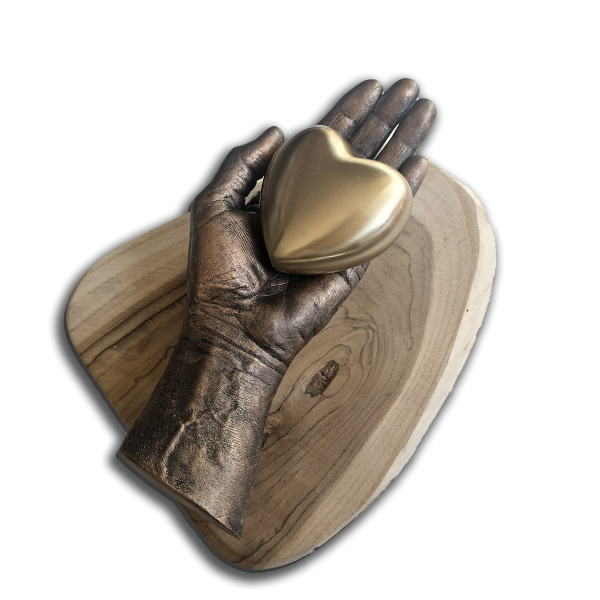 beeld van hand brons look met gouden urn. overlijden