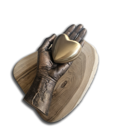 beeld van hand brons look met gouden urn. overlijden